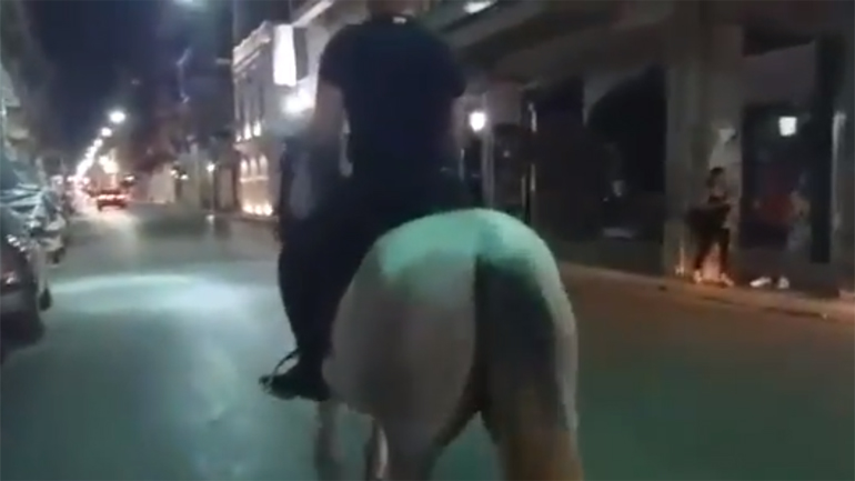 Πάτρα: Βγήκε βόλτα με το άλογο στην έρημη… πόλη